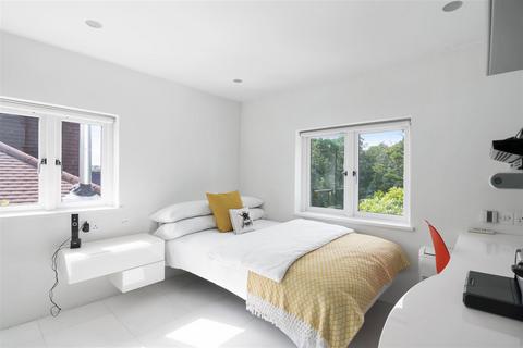 136 Cuffley Hill, Goffs Oak, Waltham Cross, EN7 5EY