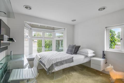 136 Cuffley Hill, Goffs Oak, Waltham Cross, EN7 5EY