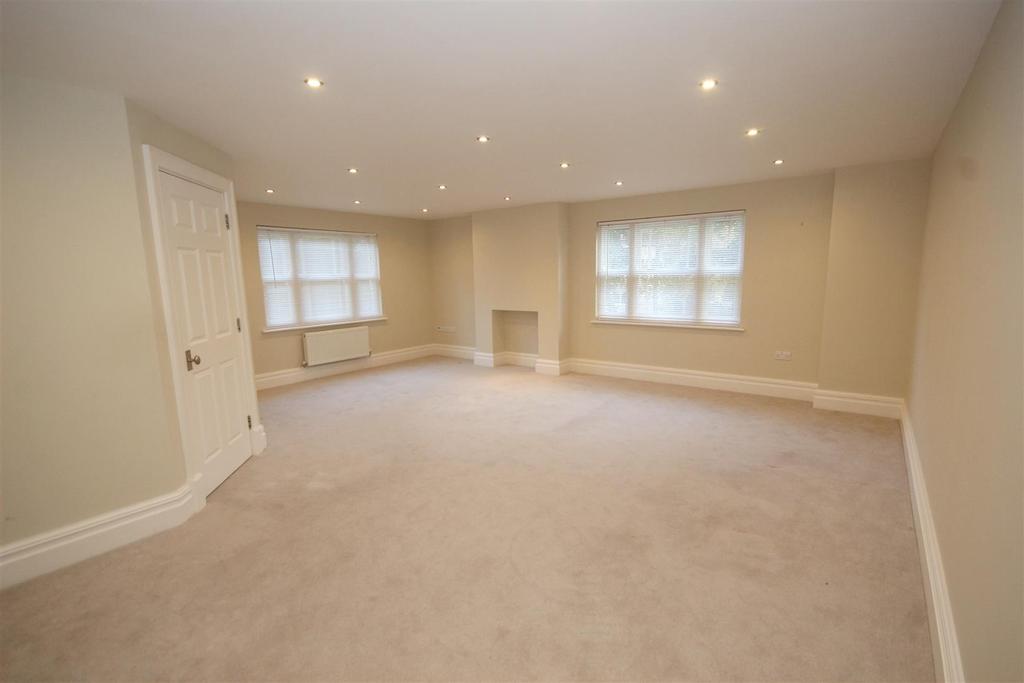 Apt 1 Blue Ridge Close, Ashfurlong Road, Dore, Sheffield 2 bed flat £