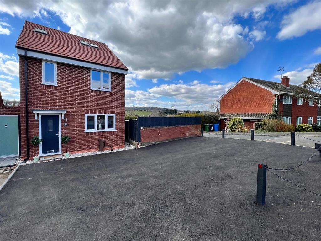 Hinksford Lane, Swindon, DY3 4NU 3 bed detached house for sale £350,000