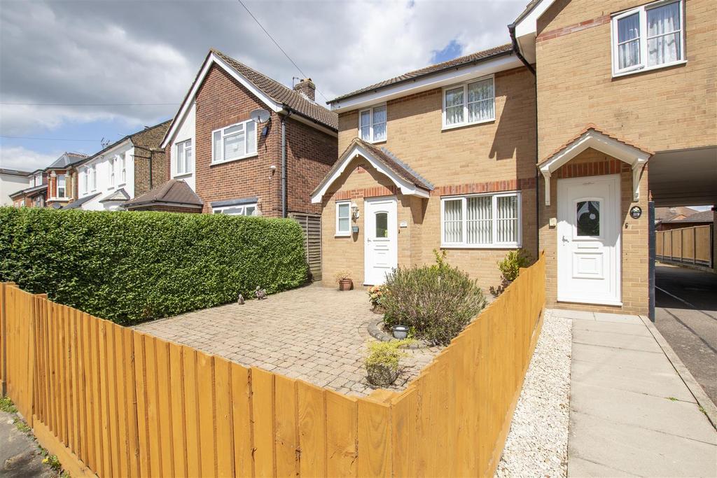 Trinity Lane, Waltham Cross 3 bed house £1,750 pcm (£404 pw)