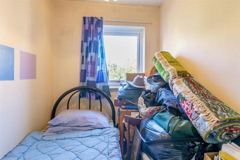16 Allington Avenue, Nottingham, NG7 1JX