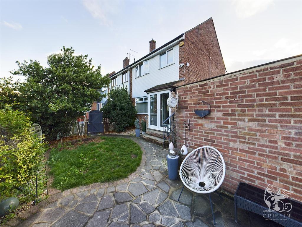 Rosedale Road, Grays 3 bed end of terrace house £375,000