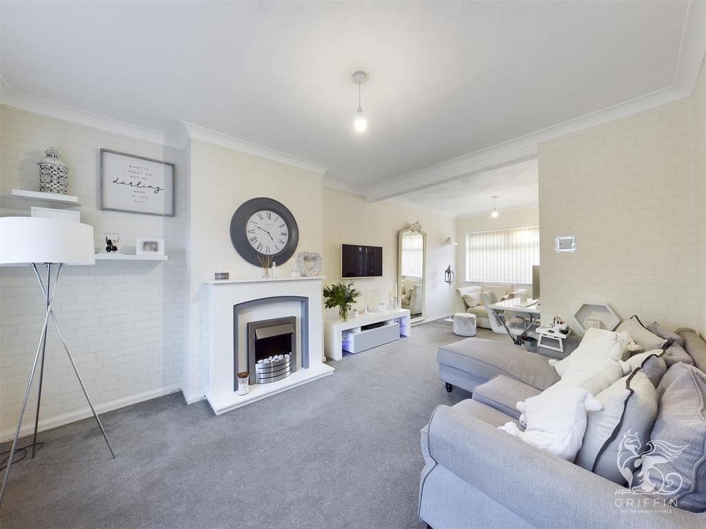 Rosedale Road, Grays 3 bed end of terrace house £375,000