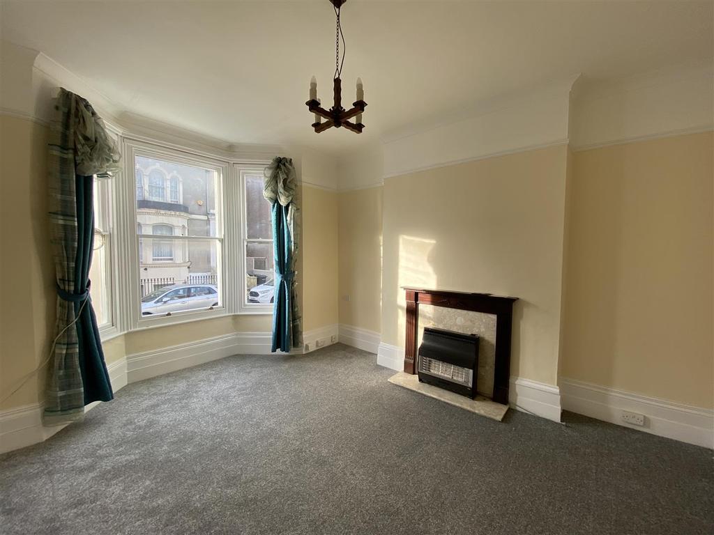 Cobham Street, Gravesend 2 bed flat £875 pcm (£202 pw)