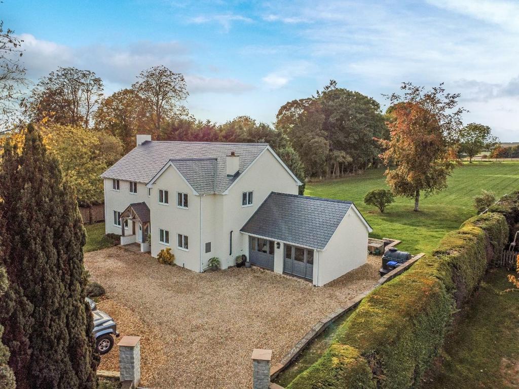 Cow Drove, Chilmark 5 bed detached house £1,350,000