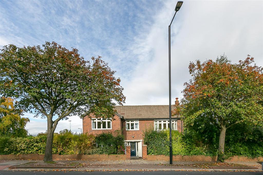 Kenton Lane, Kenton, Newcastle upon Tyne 4 bed detached house £320,000
