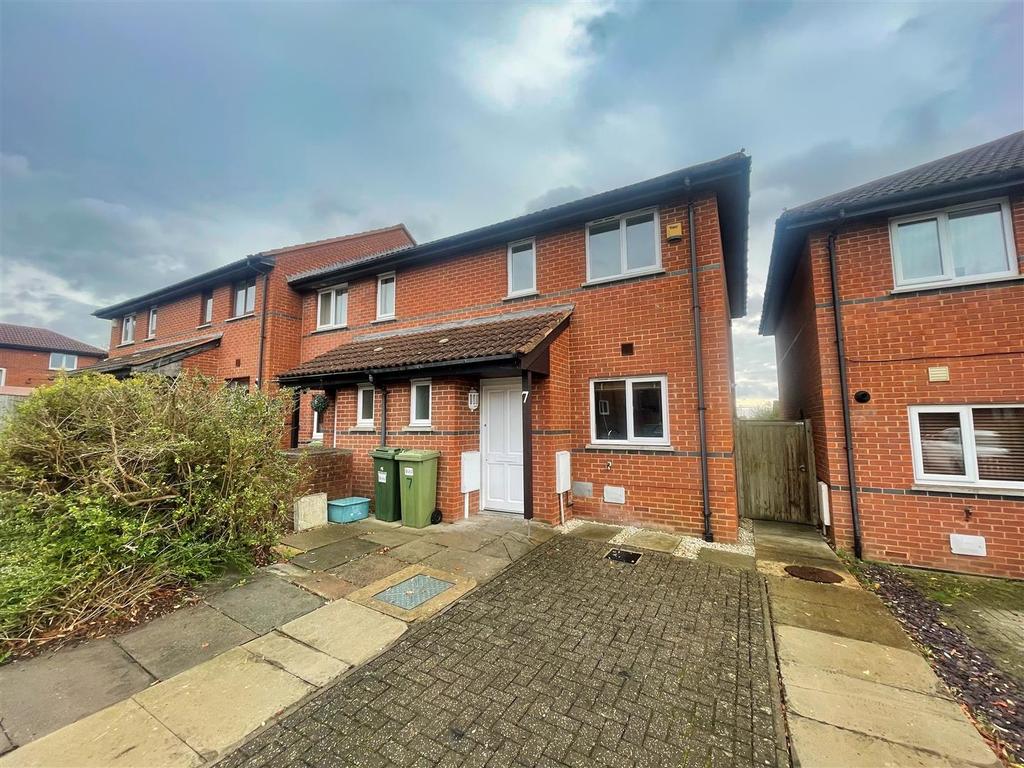 Fossey Close, Shenley Brook End, Milton Keynes 2 bed semidetached house £1,200 pcm (£277 pw)