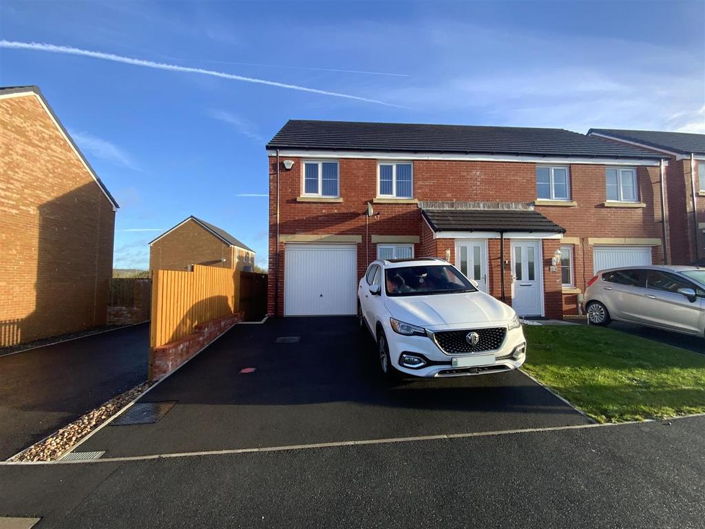Heol Y Plas, Carway, Kidwelly 3 bed semidetached house £189,995