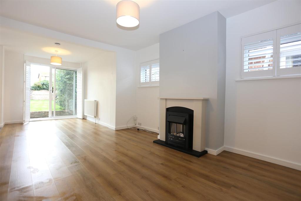 Crown Road, ShorehamBySea 3 bed bungalow £1,595 pcm (£368 pw)