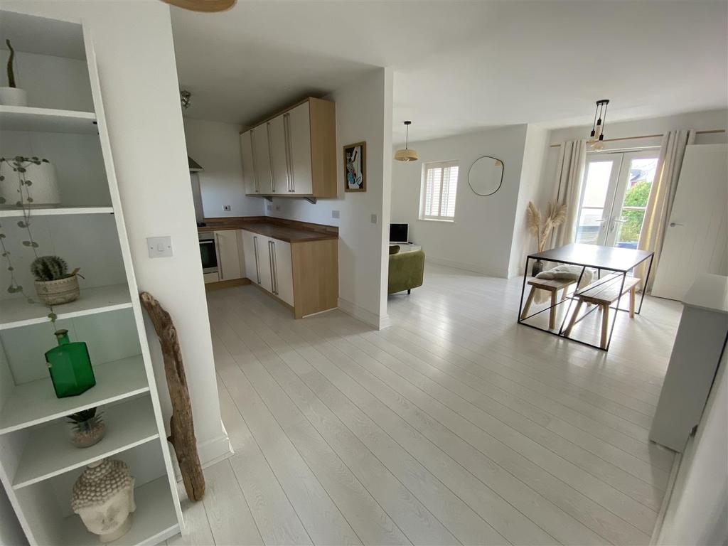 Rhyd Wen, Machynys, Llanelli 2 bed property £850 pcm (£196 pw)