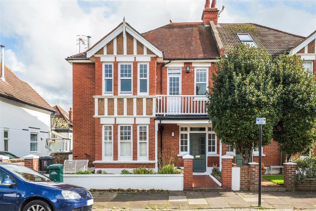 Langdale Gardens, Hove 2 bed apartment £450,000