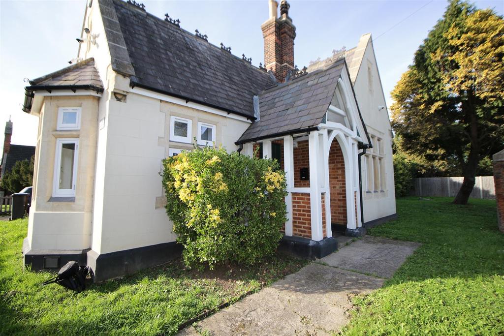 The Lodge, Cemetary, Waltham Abbey 2 bed detached bungalow £1,500 pcm