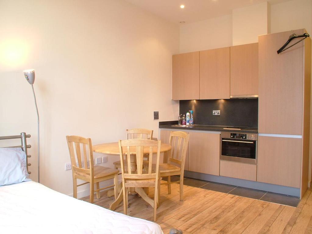 Bromyard Avenue, Acton, W3 7BY Studio £1,096 pcm (£253 pw)