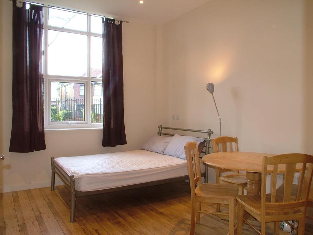 Bromyard Avenue, Acton, W3 7BY Studio £1,096 pcm (£253 pw)