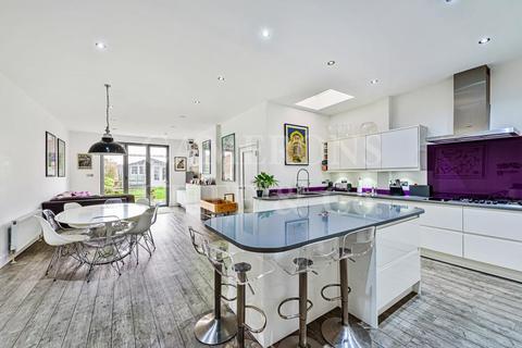 4 Astley Avenue, London, NW2 4AD