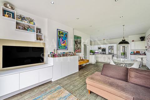 4 Astley Avenue, London, NW2 4AD