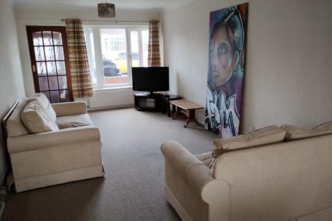 4 bedroom detached house to rent, Student house on Acton Road