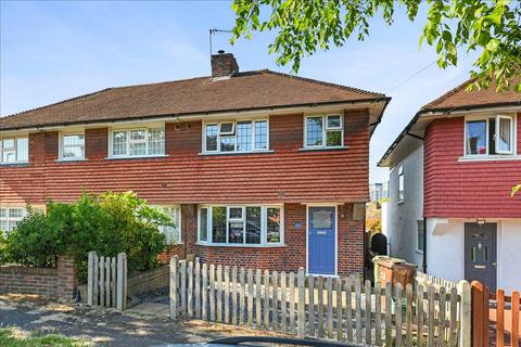 3 bedroom end of terrace house to rent, Avon Close, Surrey