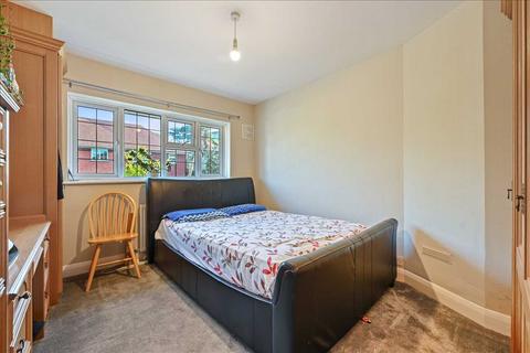 3 bedroom end of terrace house to rent, Avon Close, Surrey