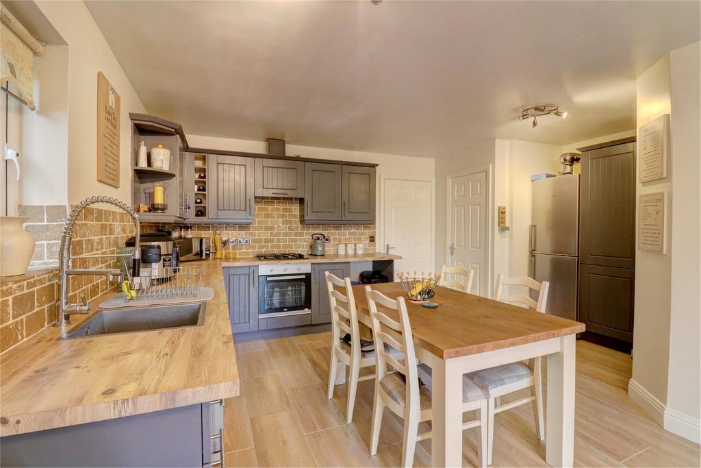 Murray Park, Stanley, County Durham, DH9 3 bed semidetached house £