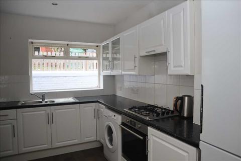 3 bedroom semi-detached house to rent, Close to Woodmansterne Railway Station