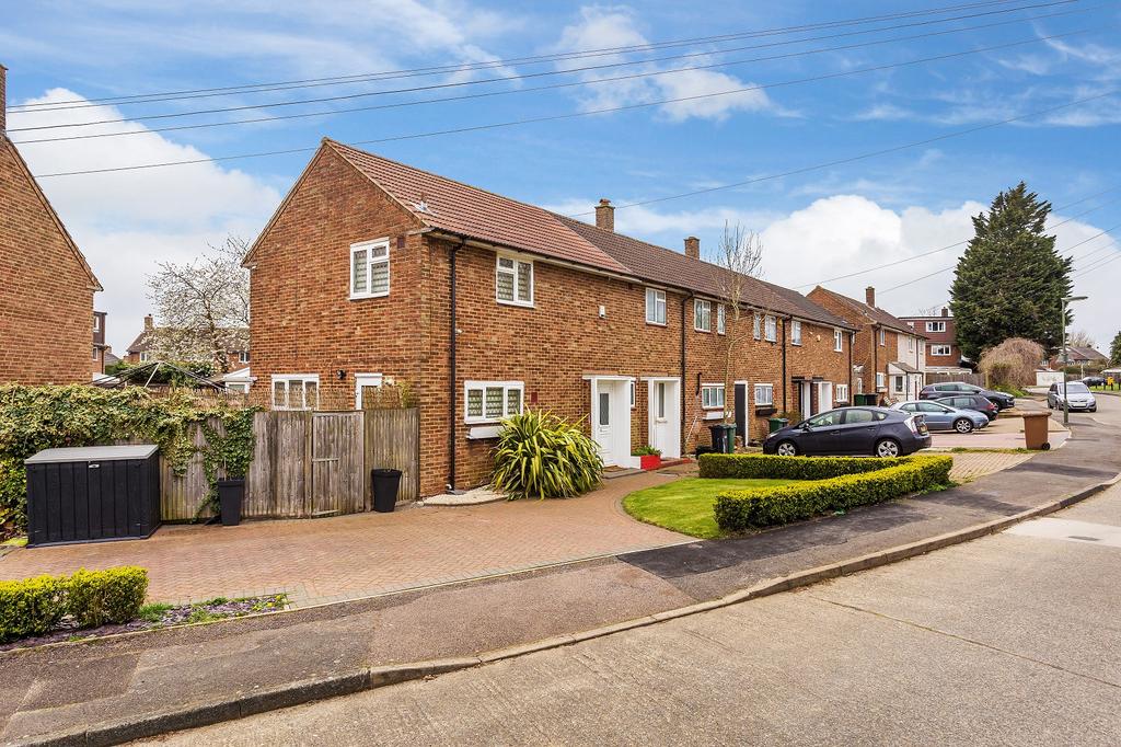 Merefield Gardens, Tadworth, Surrey.... 2 bed semidetached house £415,000