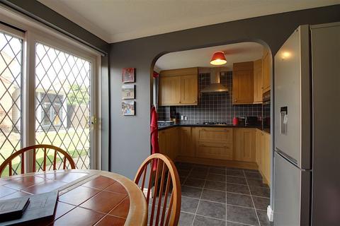 3 bedroom semi-detached house for sale - Wensleydale Close, Grantham NG31 8FH