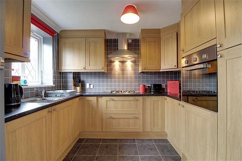 3 bedroom semi-detached house for sale - Wensleydale Close, Grantham NG31 8FH