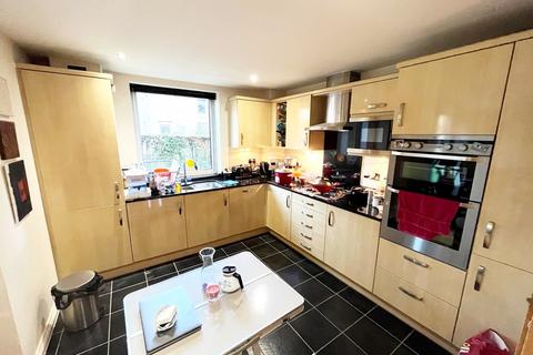 2 bedroom ground floor flat to rent, The crescent, Maidenhead