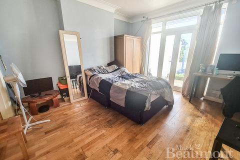 3 bedroom semi-detached house for sale, College Park Close, London