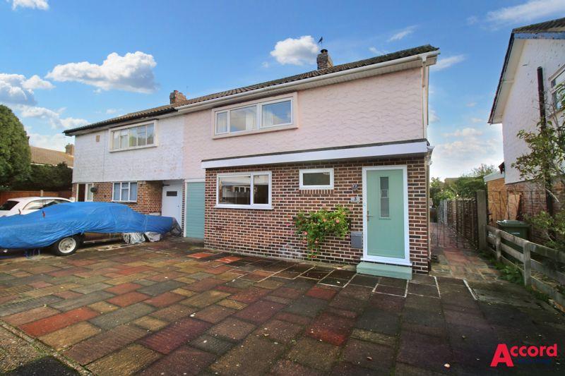 Bourne End, Hornchurch 4 bed house to rent £1,950 pcm (£450 pw)