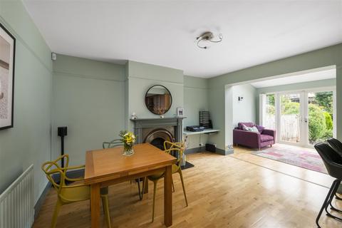 4 bedroom semi-detached house for sale - Woodside Way, Redhill