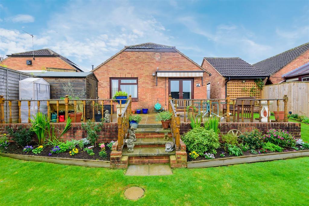 Elizabeth Drive, Devizes 2 bed bungalow £325,000