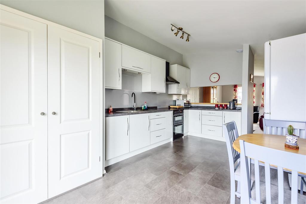 Elizabeth Drive, Devizes 2 bed bungalow £325,000