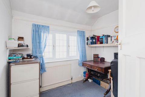 40 Dorking Road, Epsom, KT18 7NL