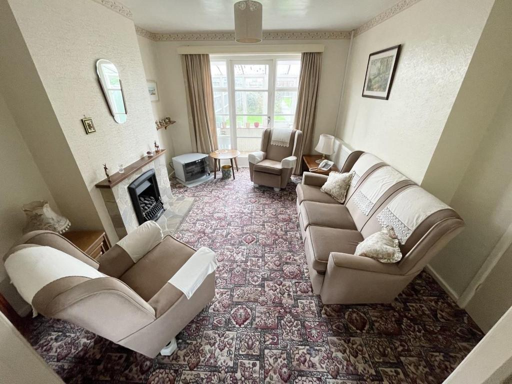 Lynmouth Road, Hucclecote, Gloucester 3 bed semidetached house £300,000