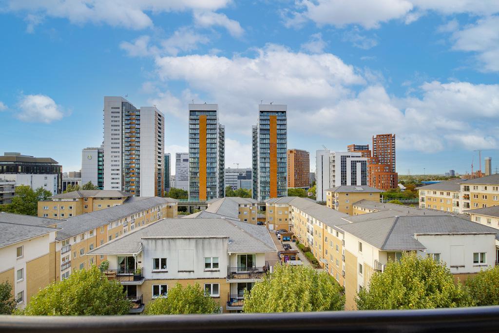 Adventurers Court, Canary Wharf E14 1 bed flat - £350,000