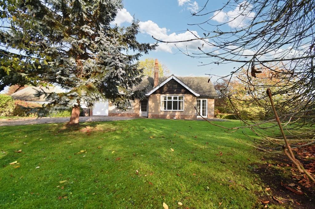 Main Road, Utterby, Louth LN11 0TQ 3 bed detached bungalow for sale £