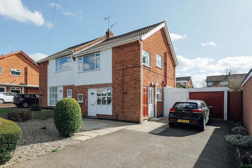 Rosemead Drive, Oadby, LE2 3 bed semidetached house £330,000