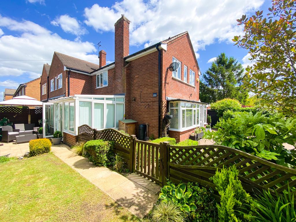 Shelford Road, RadcliffeonTrent, NG12 3 bed semidetached house £