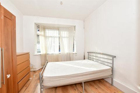5 bedroom end of terrace house for sale - Royston Avenue, Chingford