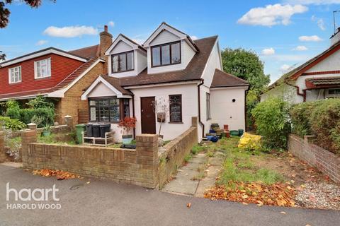 22 Homeway, Romford, RM3 0HD