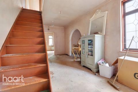22 Homeway, Romford, RM3 0HD