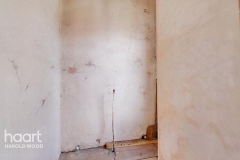 22 Homeway, Romford, RM3 0HD