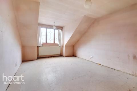 22 Homeway, Romford, RM3 0HD