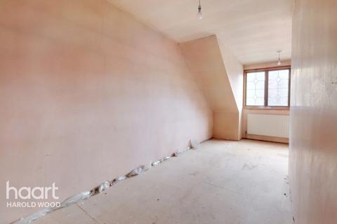 22 Homeway, Romford, RM3 0HD