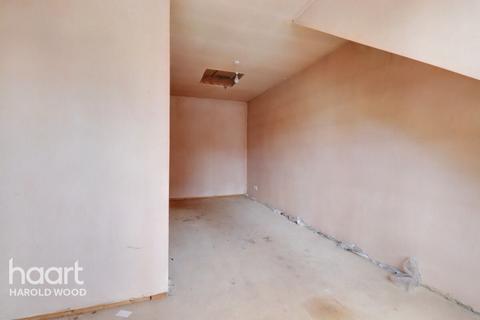 22 Homeway, Romford, RM3 0HD