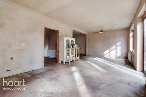 22 Homeway, Romford, RM3 0HD