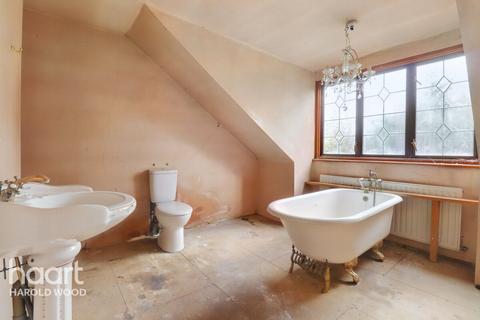 22 Homeway, Romford, RM3 0HD